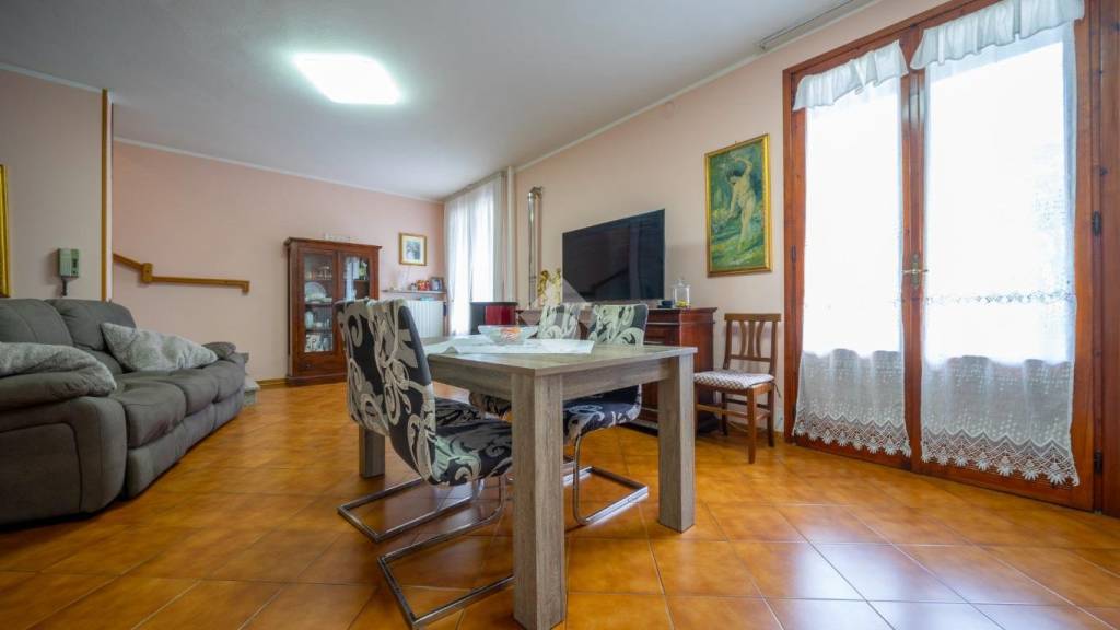 casa indipendente in vendita a Reggio nell'Emilia in zona Baragalla