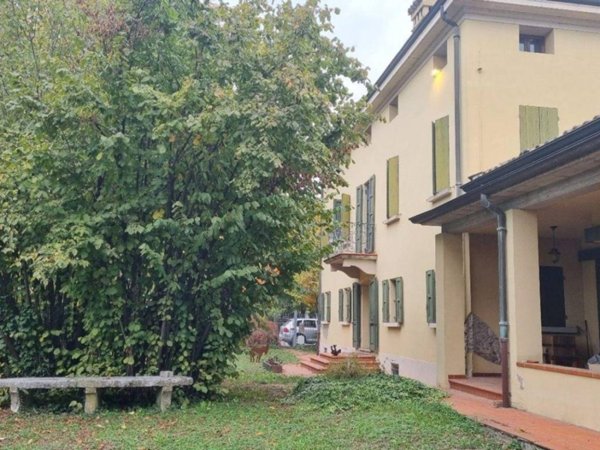 casa indipendente in vendita a Reggio nell'Emilia in zona Città Storica