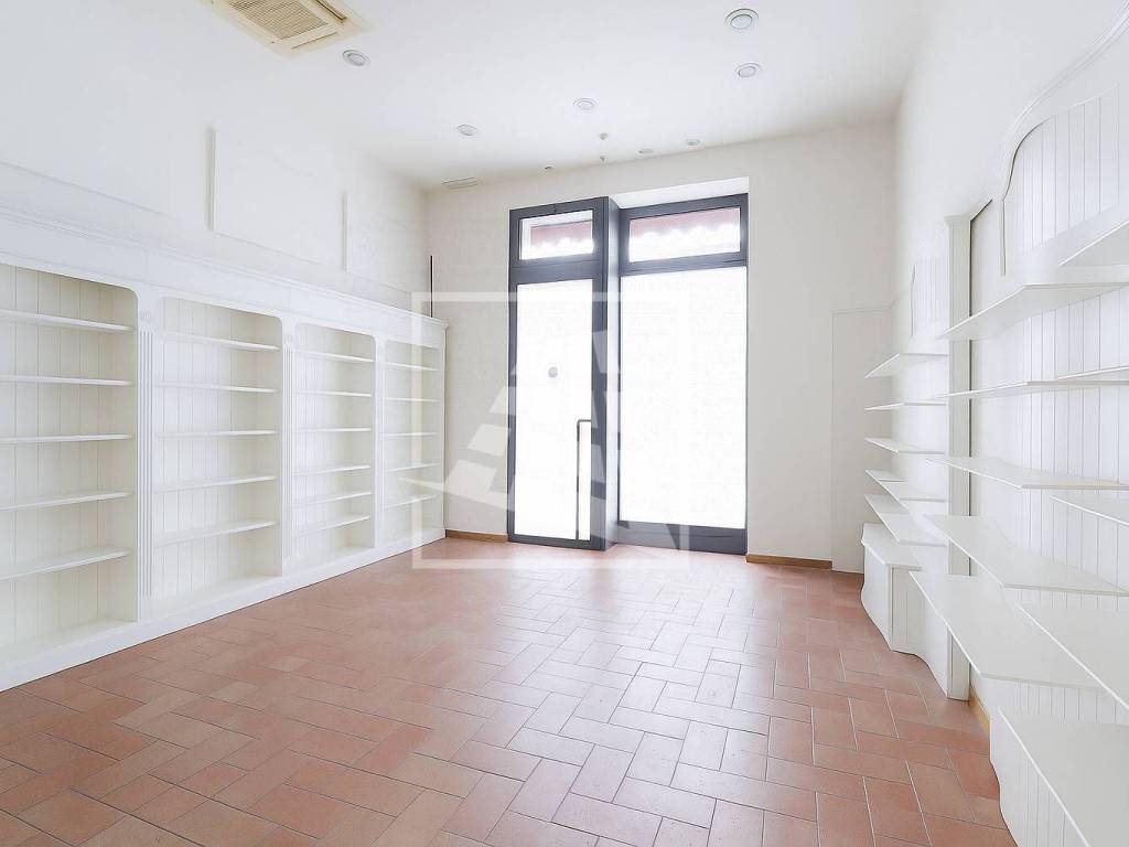 negozio in vendita a Reggio nell'Emilia in zona Città Storica