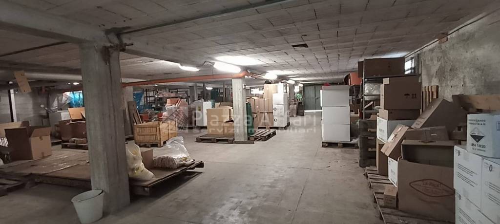 negozio in vendita a Reggio nell'Emilia in zona Carrozzone