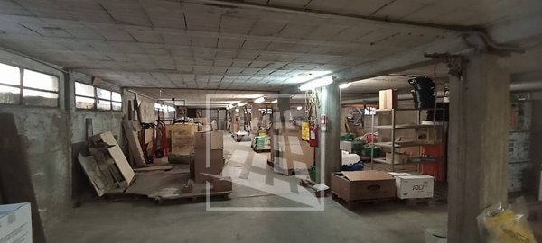 locale di sgombero in vendita a Reggio nell'Emilia in zona Carrozzone