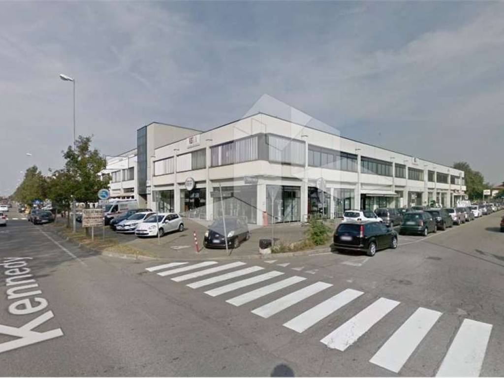negozio in vendita a Reggio nell'Emilia in zona Carrozzone