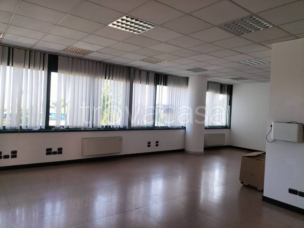 ufficio in vendita a Reggio nell'Emilia in zona Mancasale