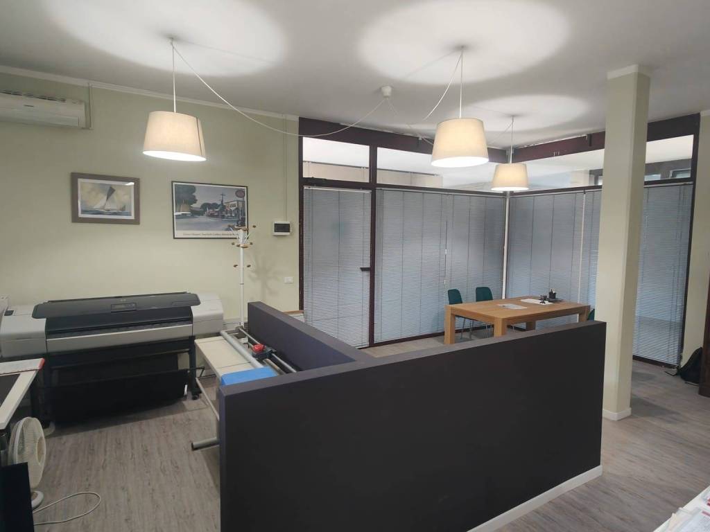 negozio in vendita a Reggio nell'Emilia in zona Buco del Signore