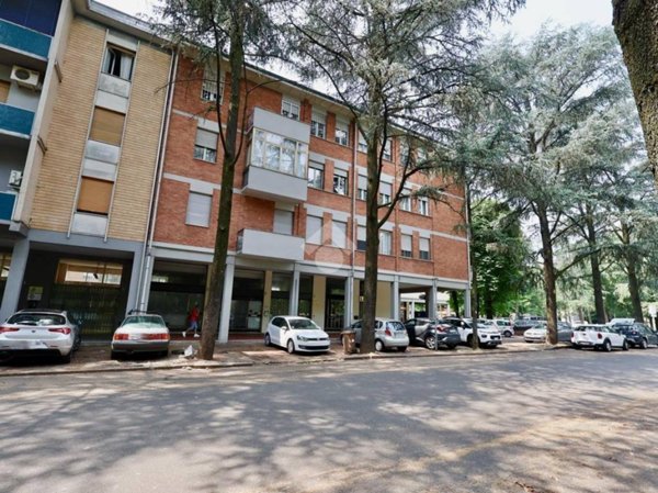 negozio in vendita a Reggio nell'Emilia in zona Mirabello