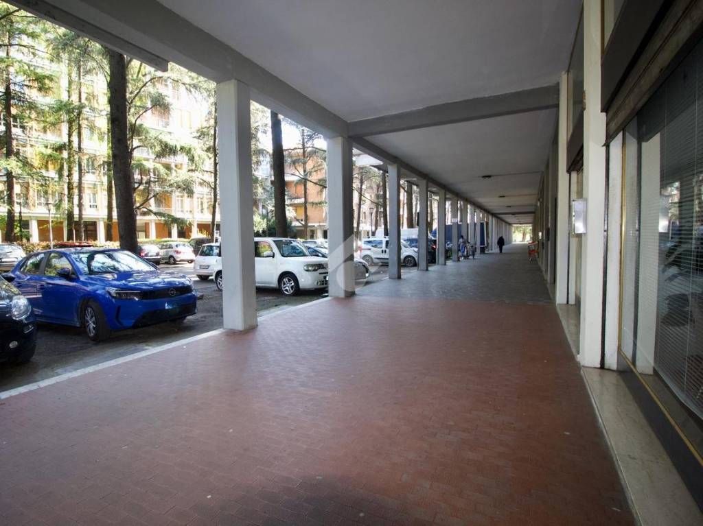 negozio in vendita a Reggio nell'Emilia in zona Mirabello