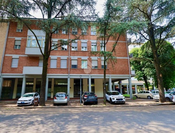 negozio in vendita a Reggio nell'Emilia in zona Mirabello