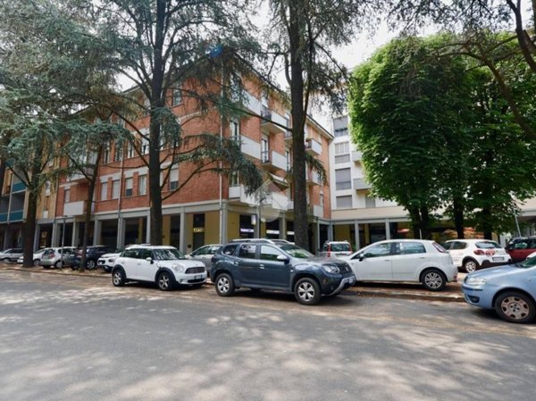 negozio in vendita a Reggio nell'Emilia in zona Mirabello