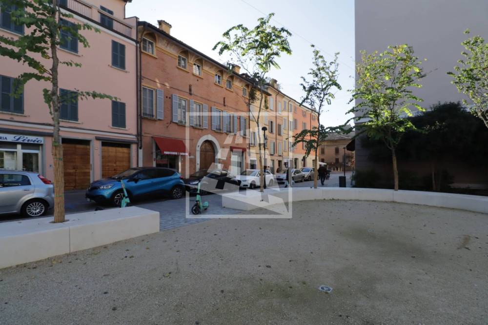 locale commerciale in vendita a Reggio nell'Emilia in zona Città Storica