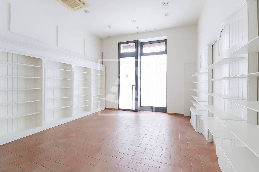 negozio in vendita a Reggio nell'Emilia in zona Città Storica