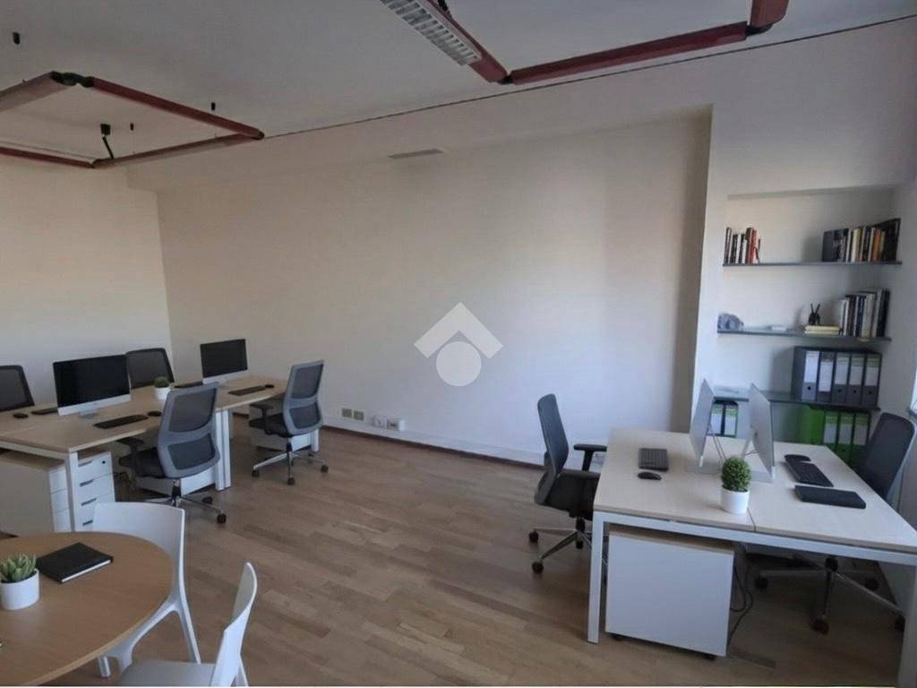 ufficio in vendita a Reggio nell'Emilia in zona Città Storica