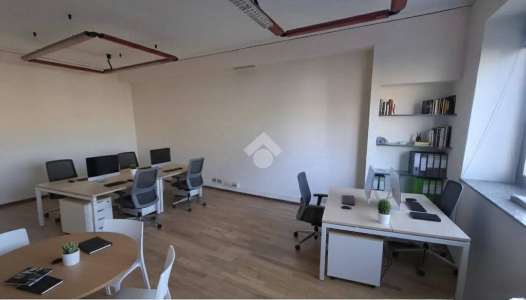 ufficio in vendita a Reggio nell'Emilia in zona Carrozzone