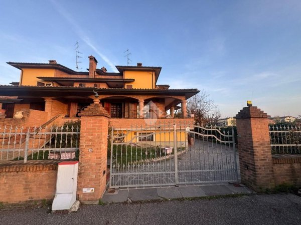 casa indipendente in vendita a Reggio nell'Emilia in zona Pieve Modolena
