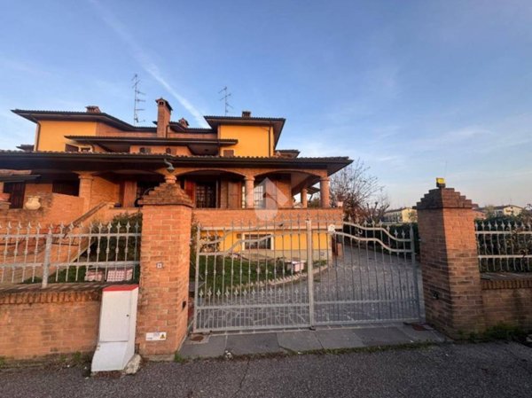 casa indipendente in vendita a Reggio nell'Emilia in zona Pieve Modolena