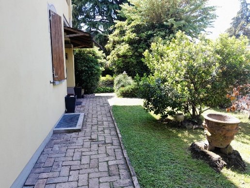casa indipendente a Reggio nell'Emilia in zona San Pellegrino / Villa Canali