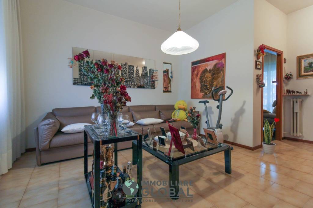 casa indipendente a Reggio nell'Emilia in zona Compagnoni / Migliolungo