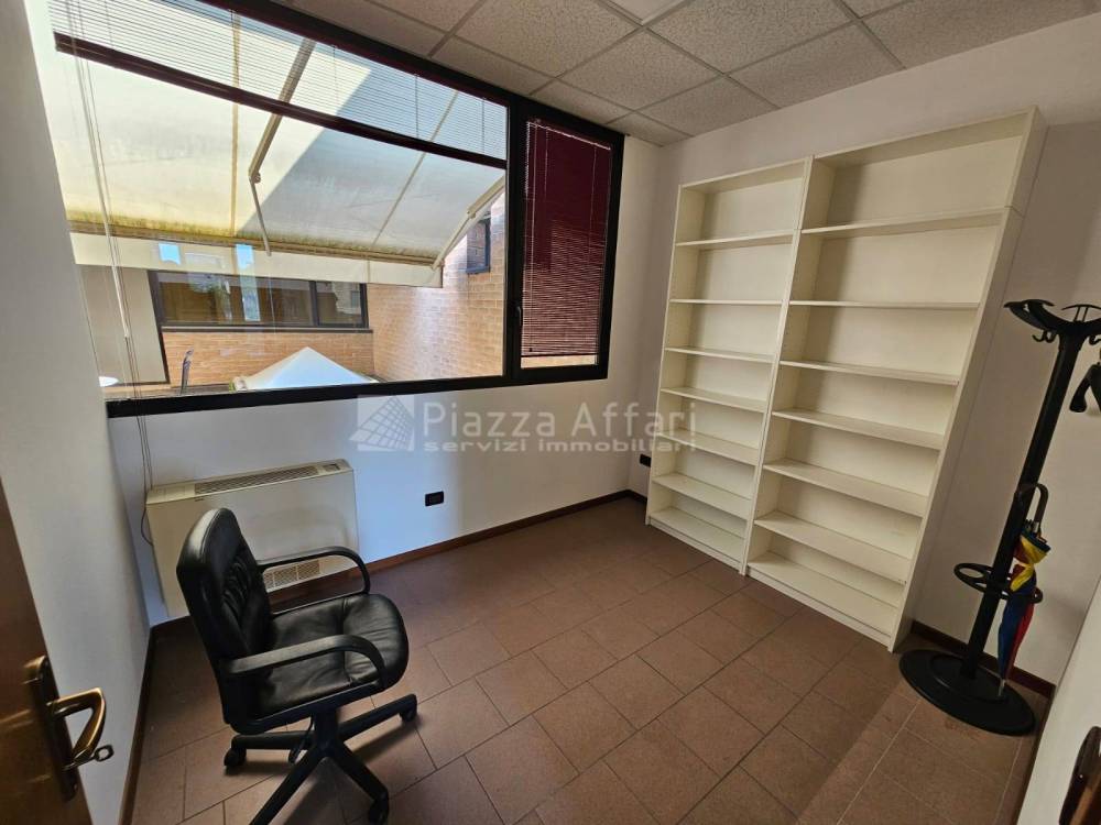 ufficio in vendita a Reggio nell'Emilia in zona Tribunale