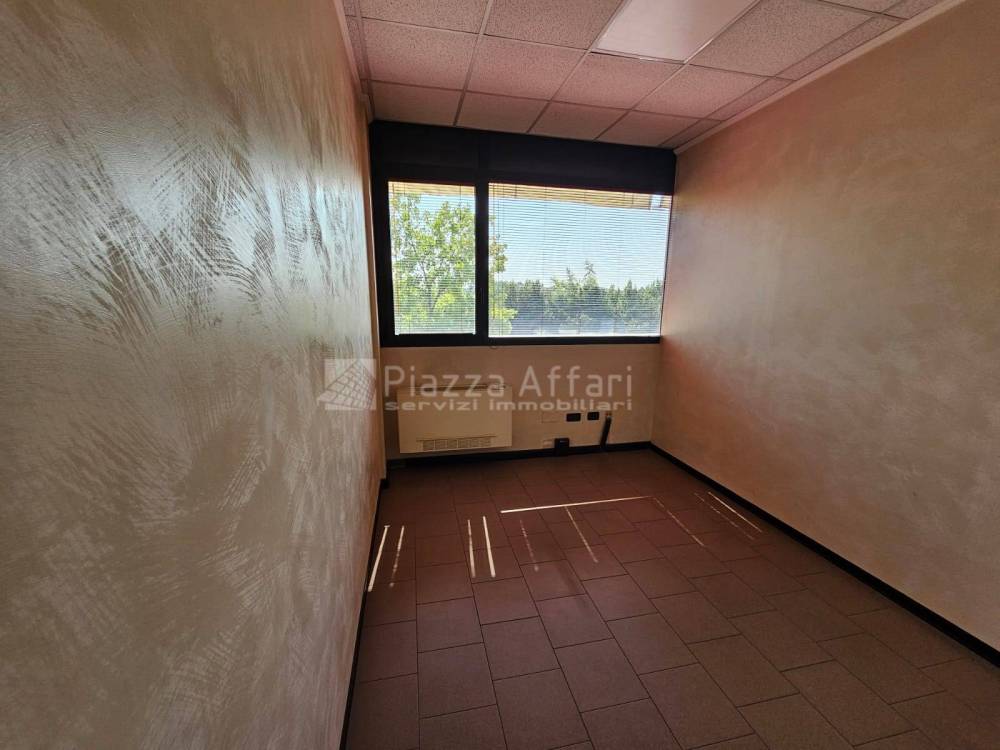 ufficio in vendita a Reggio nell'Emilia in zona Tribunale