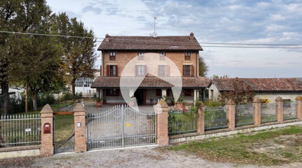 casa indipendente in vendita a Reggio nell'Emilia in zona Gavassa
