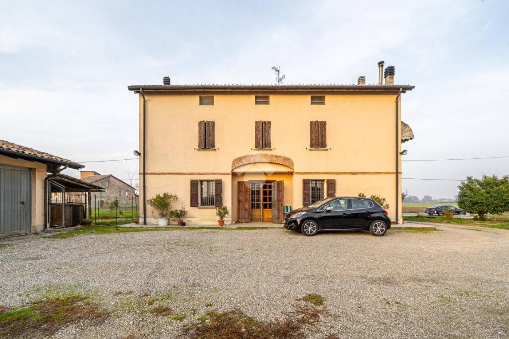 casa indipendente in vendita a Reggio nell'Emilia in zona Marmirolo