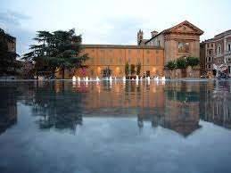 negozio in vendita a Reggio nell'Emilia in zona Città Storica