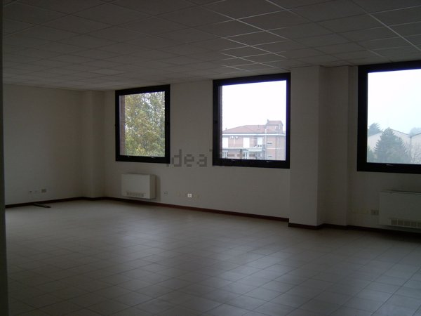 ufficio in vendita a Reggio nell'Emilia in zona Tribunale