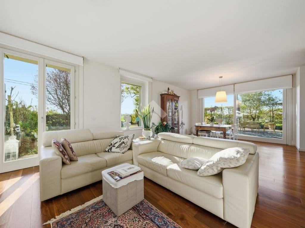 casa indipendente in vendita a Reggio nell'Emilia in zona Coviolo