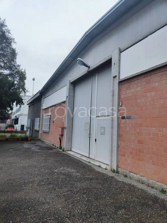 locale commerciale in vendita a Reggio nell'Emilia in zona Carrozzone