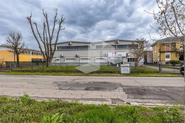locale commerciale in vendita a Reggio nell'Emilia in zona Mancasale