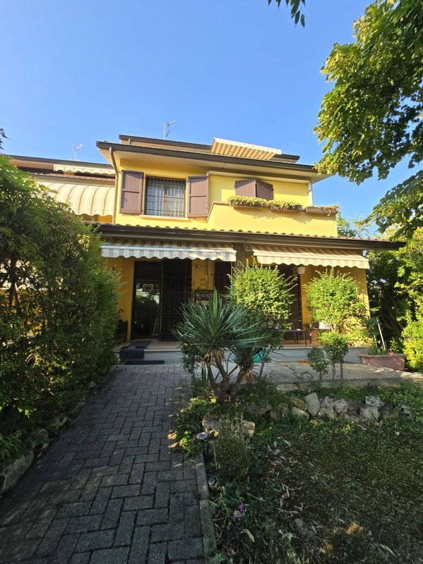 casa indipendente in vendita a Reggio nell'Emilia in zona Pieve Modolena