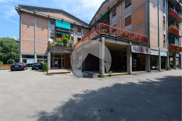 negozio in vendita a Reggio nell'Emilia in zona Ospizio