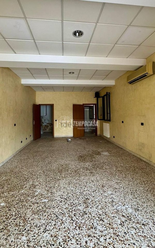 locale commerciale in vendita a Reggio nell'Emilia in zona Regina Pacis