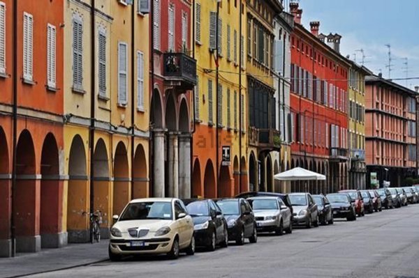 negozio in vendita a Reggio nell'Emilia in zona Città Storica