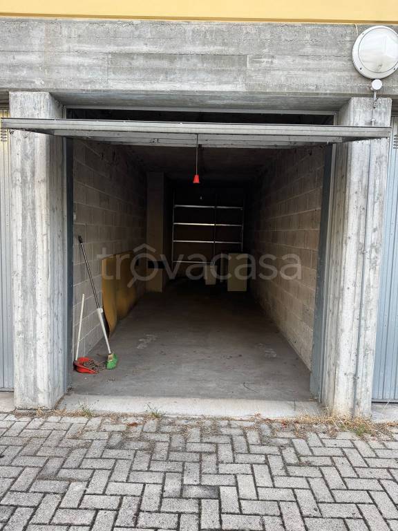 locale di sgombero in vendita a Reggio nell'Emilia in zona San Prospero Strinati