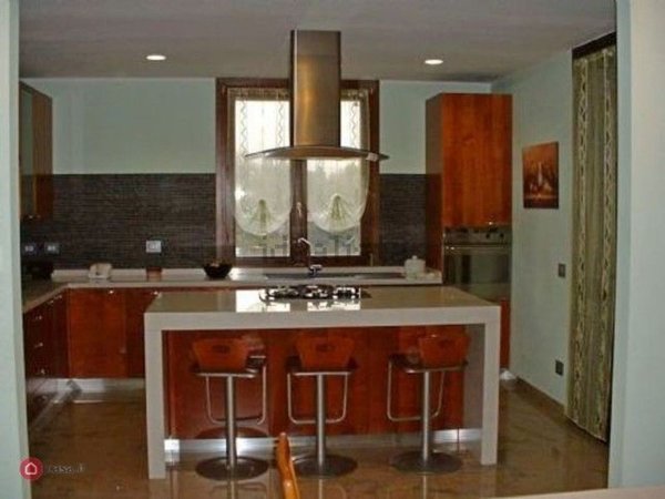 casa indipendente in vendita a Reggio nell'Emilia in zona Città Storica