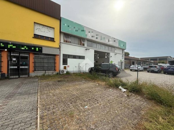 negozio in vendita a Reggio nell'Emilia in zona Pieve Modolena