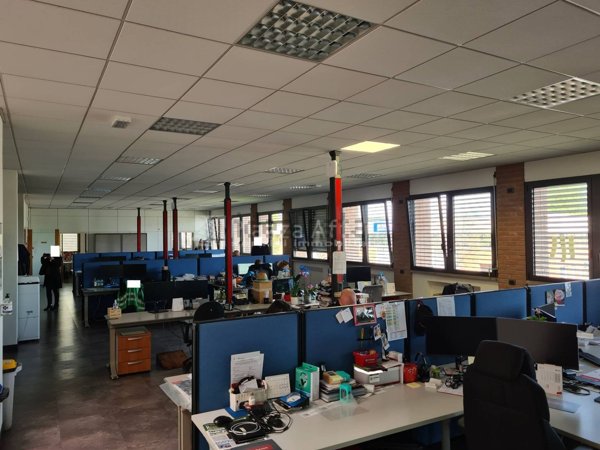 locale di sgombero in vendita a Reggio nell'Emilia