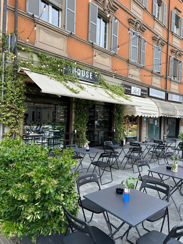 negozio in vendita a Reggio nell'Emilia in zona Città Storica