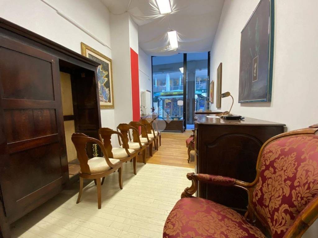 negozio in vendita a Reggio nell'Emilia in zona Città Storica