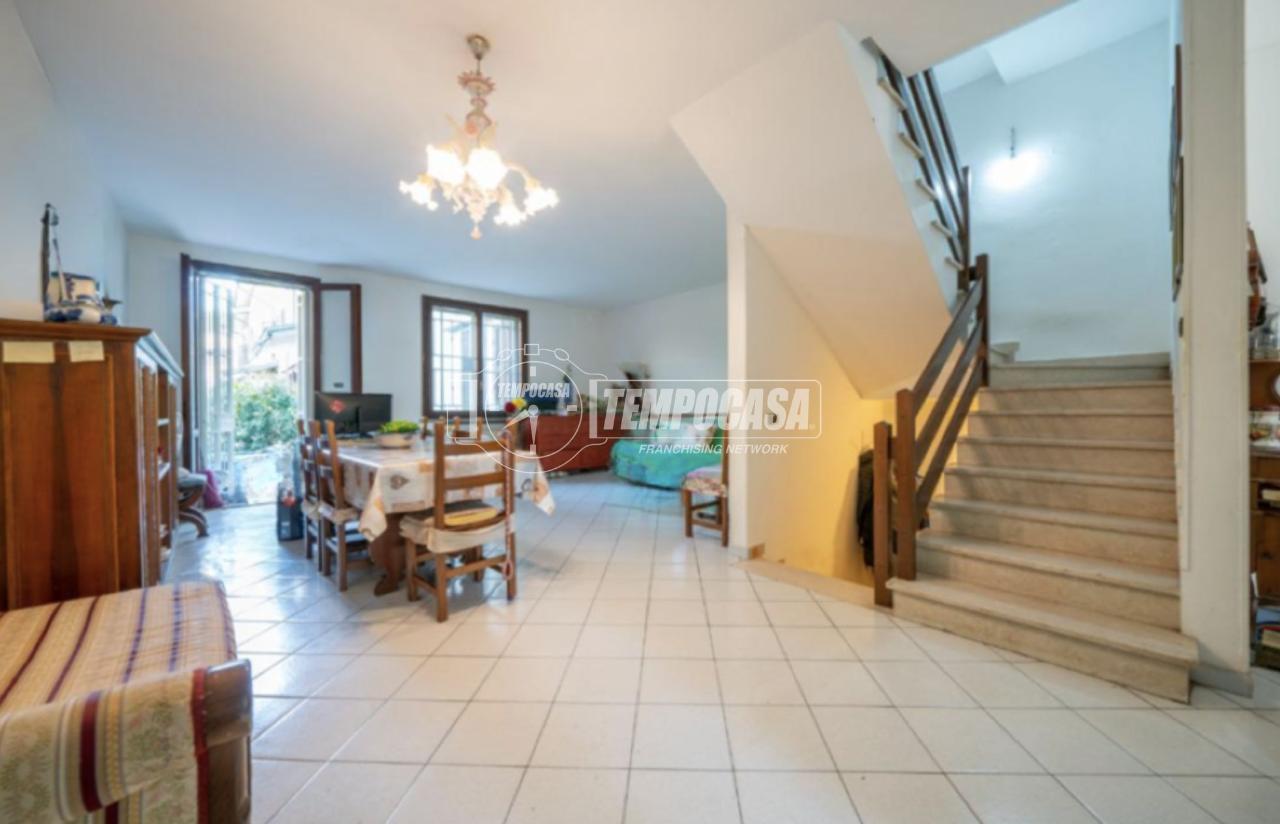 casa indipendente in vendita a Reggio nell'Emilia in zona Città Storica