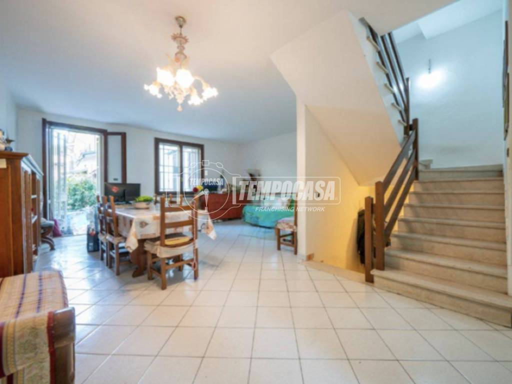 casa indipendente in vendita a Reggio nell'Emilia in zona Rosta Nuova