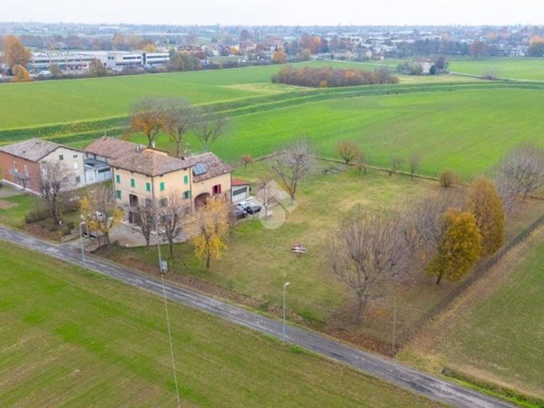 casa indipendente a Reggio nell'Emilia in zona San Pellegrino / Villa Canali