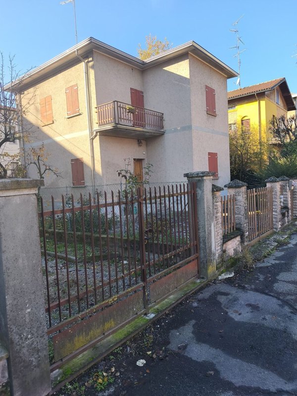 casa indipendente in vendita a Reggio nell'Emilia in zona Città Storica