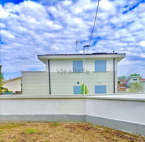 casa indipendente in vendita a Reggio nell'Emilia in zona Orologio