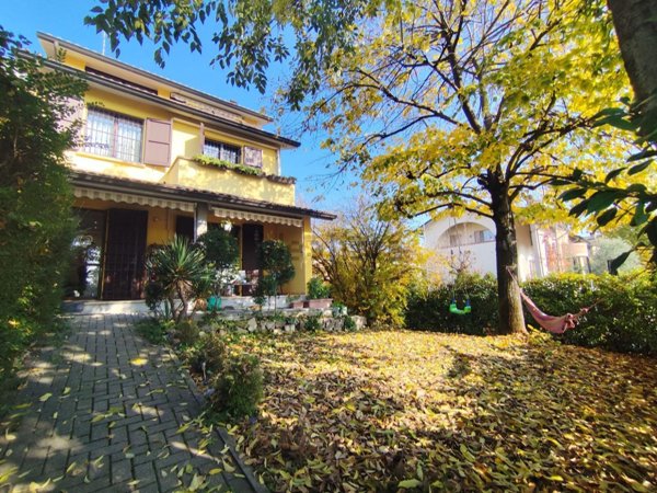 casa indipendente in vendita a Reggio nell'Emilia in zona Pieve Modolena