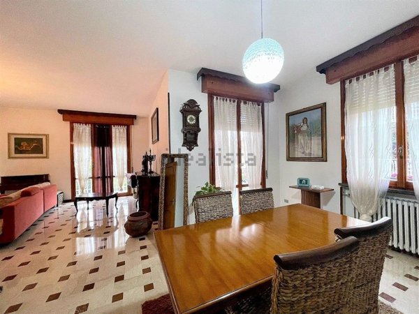 casa indipendente in vendita a Reggio nell'Emilia in zona Orologio