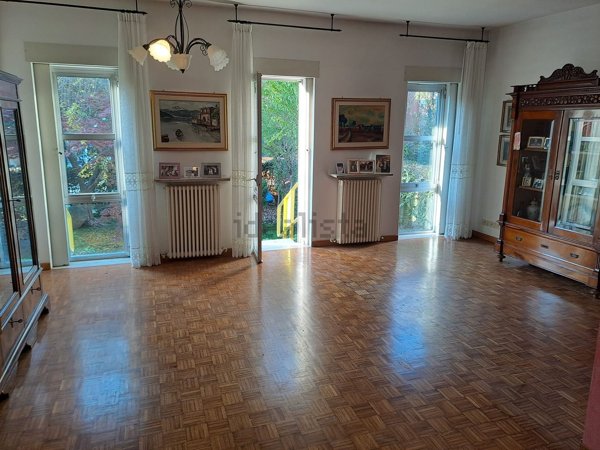 casa indipendente a Reggio nell'Emilia in zona San Pellegrino / Villa Canali