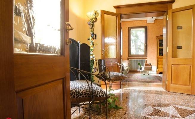 casa indipendente in vendita a Reggio nell'Emilia in zona Città Storica