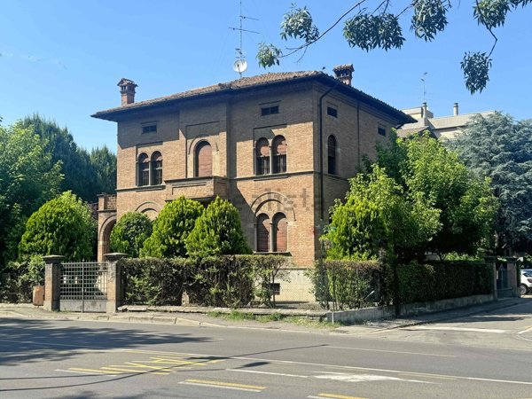 casa indipendente in vendita a Reggio nell'Emilia in zona Città Storica