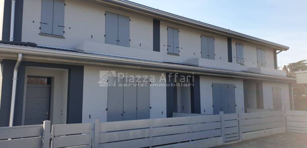 casa indipendente in vendita a Reggio nell'Emilia in zona Città Storica